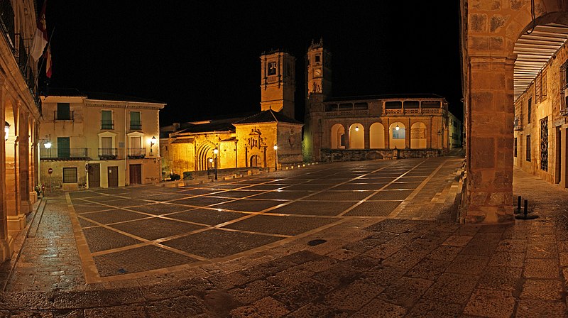 File:Plaza Mayor de Alcaraz. Torres del Tardón y Trinidad.jpg