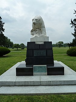 Beruang kutub Monumen front.JPG