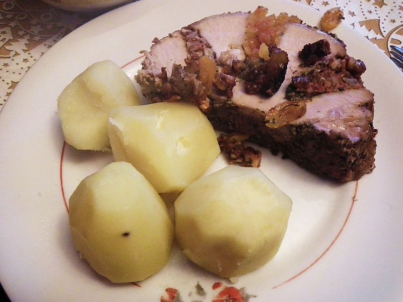 File:Pork loin with apricots and potatoes.jpg