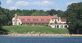 Göl kenarında plajı olan büyük bir otel.