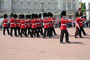 Queen’s Guard marschiert vom Buckingham Palace zum St James’s Palace (Großbritannien)