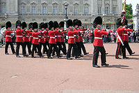 Британских гренадеров отличают парадные медвежьи шапки и красные мундиры. Марш гренадеров почётного караула от Букингемского к Сент-Джеймсскому дворцу.