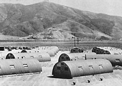 Quonsetbaracker framför Laguna Peak, Point Mugu, Kalifornien, USA, 1946