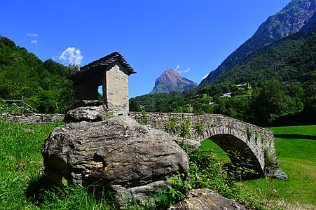 restaurierte "Römerbrücke" bei Aquila (Blenio). Sosto.