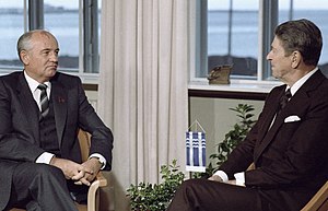 English: Mikhail Gorbachev and Ronald Reagan in Reykjavik Русский: Горбачев и Рейган