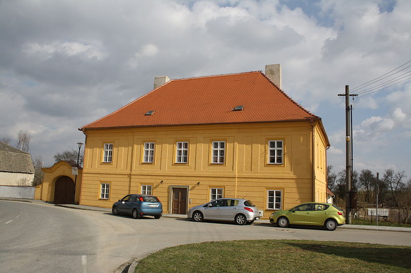 File:Rectory in Dalešice, Třebíč District.jpg