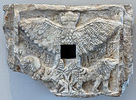 Ur-Nanšejev votivni relief s podobo ptiča-boga Anzuja (ali Im-duguda) kot orla z levjo glavo; alabaster, zgodnje dinastično obdobje III, Girsu, 2550–2500 pr. n. št.