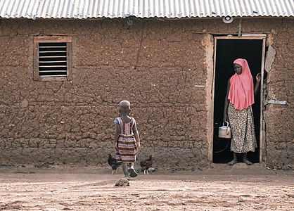 Jeune fille peul rentrant à la maison familiale près de Dassa au Bénin. Photographe : Leotarpin