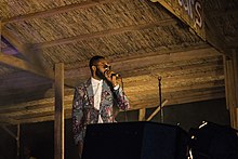 Hassani tritt am See der Sterne in Malawi auf