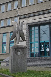 Mercure, sculpture de Robert Michiels devant l'entrée de la Cité juvénile.