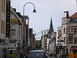 Fonda Köln Rodenkirchen ko'prigi bilan Hauptstraße