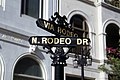 Straßenschild und beliebtes Fotomotiv des Two Rodeo Drive mit Via Rodeo an der Ecke Dayton Way und Rodeo Drive