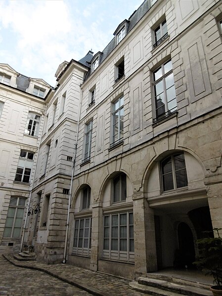 File:Rue Vieille du Temple 110 hôtel d'Hozier aile droite.jpg