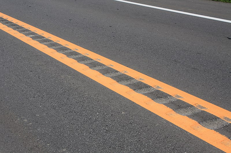 File:Rumble strips in Japan 01.jpg