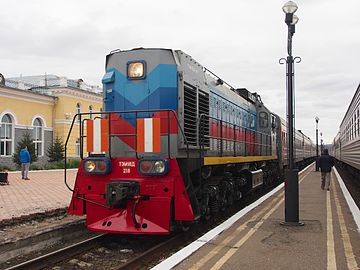 ТЭМ18Д-218 с пассажирским поездом на станции Наушки