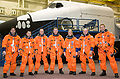 Posádka Discovery pred simulátorom letu raketoplánu