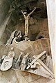 Západná fasáda zobrazujúca utrpenie a ukrižovanie Krista