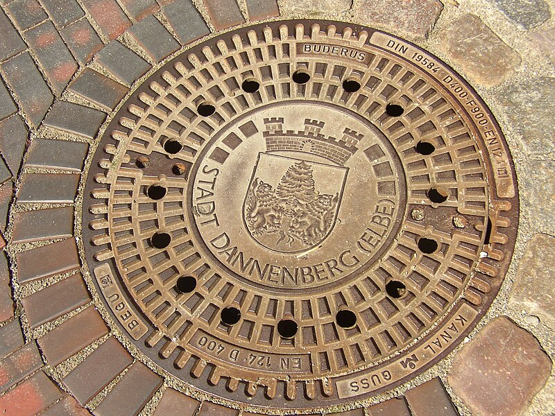 File:Schachtdeckel mit Wappen.JPG