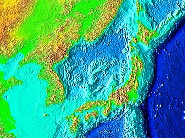 アメリカ航空宇宙局の人工衛星ランドサットが提供する衛星画像で「日本海を中心とした、海底も含む地形」を示している。日本海の中央にある水深の浅い部分が大和海嶺で、その中央に見えるトラフ（北大和堆トラフ）を境にした南側が大和堆、北側が北大和堆。