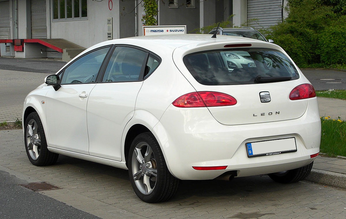 https://upload.wikimedia.org/wikipedia/commons/thumb/7/7b/Seat_Leon_%281P%29_%E2%80%93_Heckansicht%2C_17._April_2011%2C_D%C3%BCsseldorf.jpg/1200px-Seat_Leon_%281P%29_%E2%80%93_Heckansicht%2C_17._April_2011%2C_D%C3%BCsseldorf.jpg