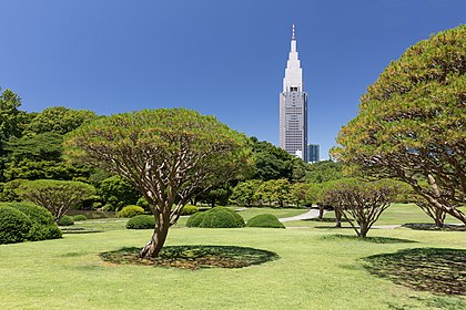 Vista do Jardim Nacional Shinjuku Gyoen e do arranha-céu NTT DoCoMo Yoyogi Building em Tóquio, Japão (definição 6 265 × 4 177)