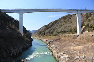 上流側の東雲橋から望む木曽川に架かる岐阜県恵那市にある岐阜県道72号恵那蛭川東白川線（東雲バイパス）の東雲大橋（2017年3月4日撮影）