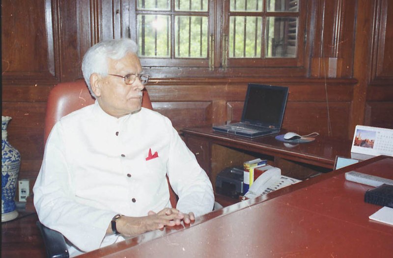 File:Shri Natwar Singh assumes the charge of Union Minister for External Affairs in New Delhi on May 24, 2004.jpg