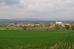 Panorama von Slavětín mit den Hügeln von České Středohoří im Hintergrund