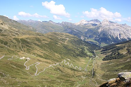 Švýcarská strana průsmykové cesty s výhledem na Teurihorn