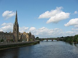 De St Matthew's Church en de Smeaton's Bridge oer de Tay.