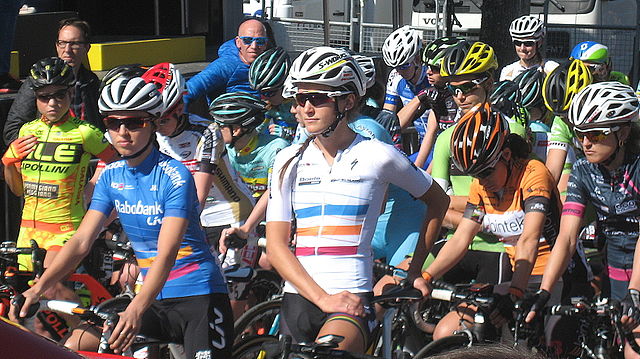 Kasia Niewiadoma (l) and Lizzie Armitstead (r), pictured at the 2016 Flèche Wallonne, wearing the distinctive leader jerseys of the youth classificati