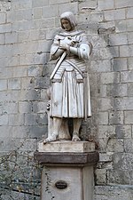 File:Statue de Jeanne d'Arc à l'extérieur de l'église Saint-Pierre