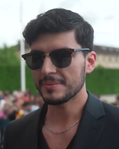 Stefan Airapetjan, alfombra turquesa 2022.png