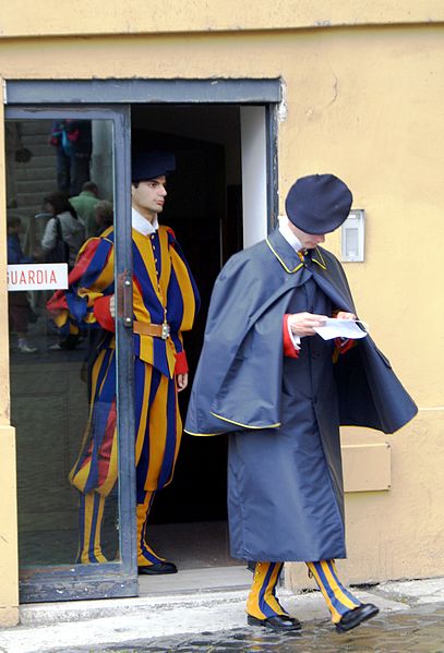 File:Swiss Guards in Vatican 03.JPG