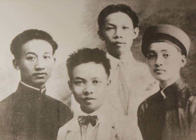 Trường Chinh (center) with his classmates in Thành Chung secondary school