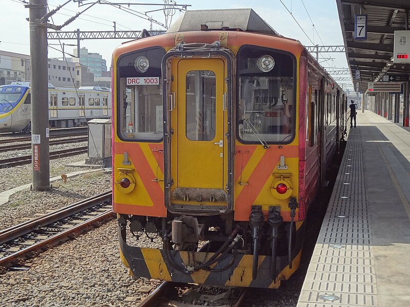 File:TRA DRC1003 at North Hsinchu Station 20131121.jpg