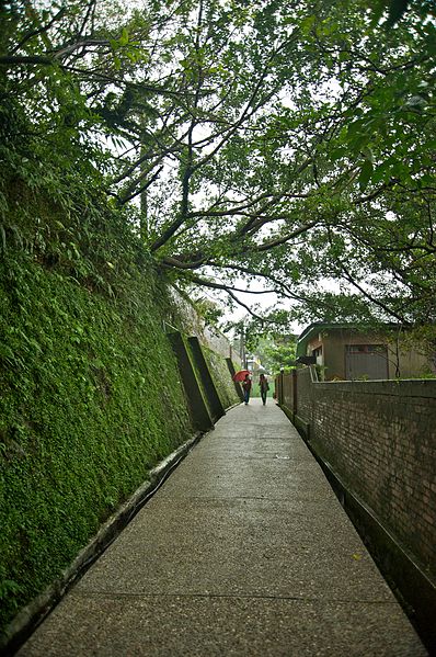 File:Taiwan 2009 JinGuaShi Historic Gold Mine Ancient Alleyway Walls FRD 8687.jpg