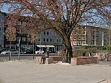 Tana-Schanzara-Platz mit Denkmal