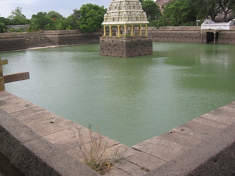 File:Temple Ponds..JPG