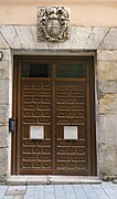 Teruel, Puerta con blasón en calle Chantria.jpg