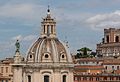 3776) Sommet de la colonne de Trajan, et dôme de l'église du Très Saint Nom de Marie, Rome, Italie. , 8 février 2017