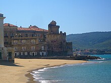 Torre Pagliarola e palazzo Perrotti sulla spiaggia di Marina Piccola