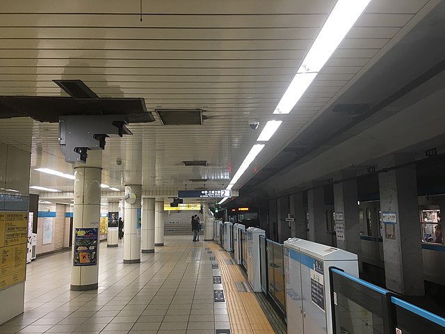 The Tozai Line subway platforms in October 2020
