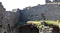 Traces d'ancrage de toiture dans un mur du château de Fressac.