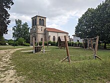 Fichier:Trelins_-_Aire_de_jeux_et_église_(juin_2023).jpg