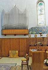 Trieste, Madonna del Mare kirke - Pipeorgel, venstre kropp og konsoll.jpg