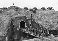 Quân lính Anh đi qua một cây cầu tại phòng tuyến Maginot gần biên giới Bỉ
