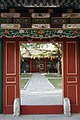 Pintu masuk ke area berbentuk aksara Han "工" (gōng, kerja), dulunya merupakan kediaman para Pangeran Qing, sekarang menjadi kantor presiden Universitas Tsinghua
