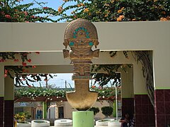 Escultura del llamado Tumi Lambayeque en la plaza principal de la localidad de Íllimo