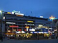 La place du marché de Turku pendant la nuit.